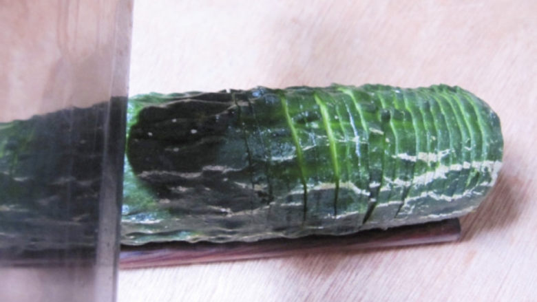簑衣黄瓜,黄瓜斜刀切成约0.5厘米后的小段切记不要切断