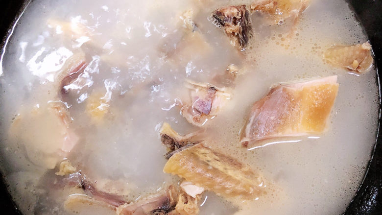 油焖冬笋,锅中烧开水，放入腊味鸡略微煮一下，洗净待用。