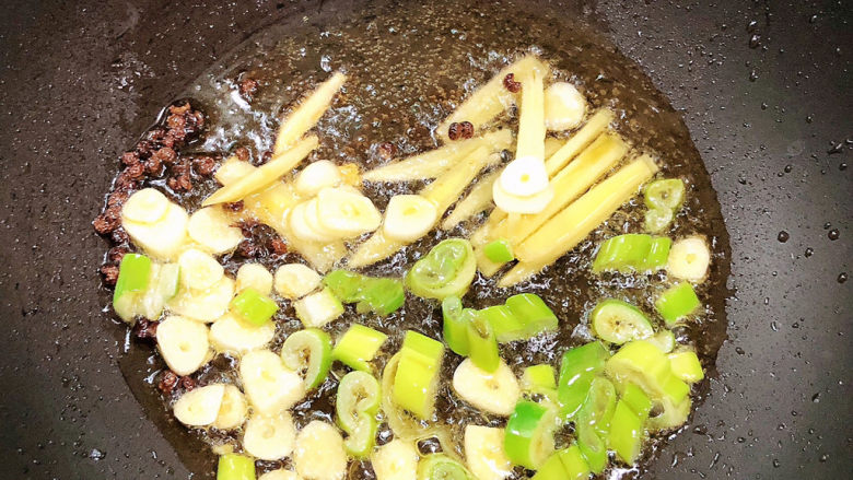 油焖冬笋,白糖融化后，放入葱姜蒜爆香。