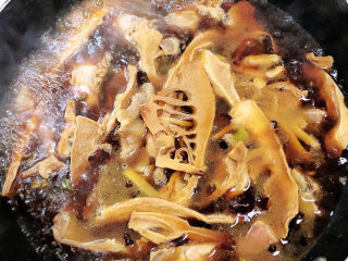 油焖冬笋,再加入水，烧开锅，盖盖儿炖煮40分钟。