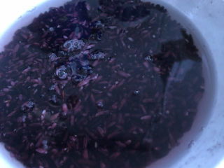 豆沙猪油八宝饭,淘洗干净后加入适量的水。