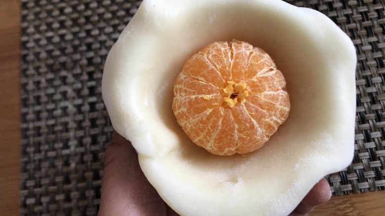 水果糯米糍,剥一个砂糖橘，居中放置。