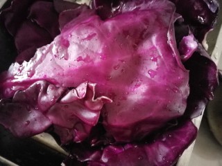 胭脂藕片,紫甘蓝扒叶清水洗干净。