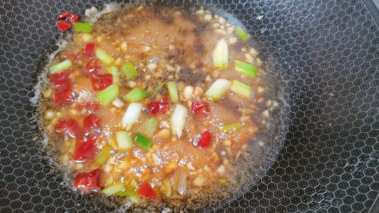 簑衣黄瓜,加入食用盐，再把调好的调味料一起倒入锅里，加入少许清水烧开