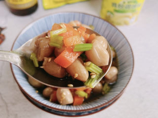 凉拌芹菜花生米,过年大鱼大肉吃多了，来点凉拌菜解解腻！