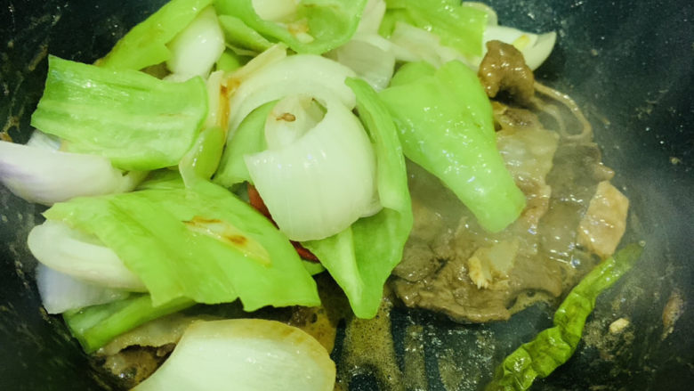 干锅牛杂,倒入炒好的青椒洋葱和尖椒