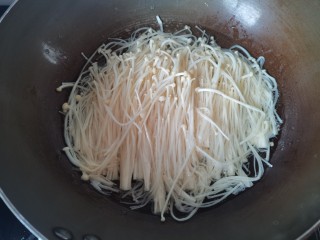 黄瓜凉拌金针菇,锅里水烧开加入金针菇焯水一分钟