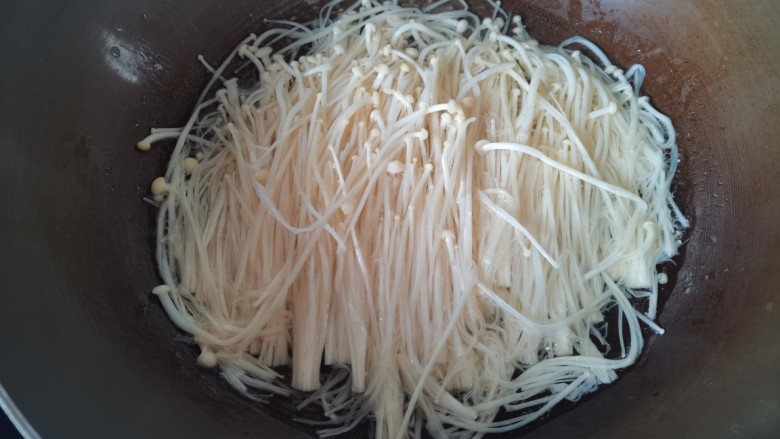 黄瓜凉拌金针菇,锅里水烧开加入金针菇焯水一分钟
