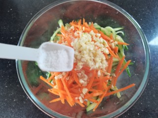 黄瓜凉拌金针菇,加入盐