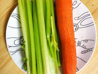 凉拌芹菜花生米,准备好芹菜、胡萝卜。