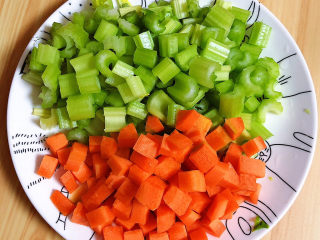 凉拌芹菜花生米,蔬菜切块儿待用。