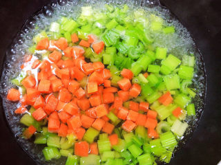 凉拌芹菜花生米,锅中烧开水，放入蔬菜焯2分钟。