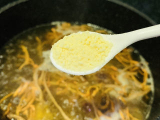 虫草花鸡汤,加鸡精加盐，搅拌均匀调料
