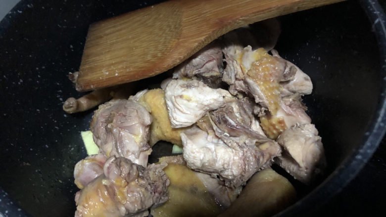 鸡汤米线,倒入鸡块翻炒片刻出锅。