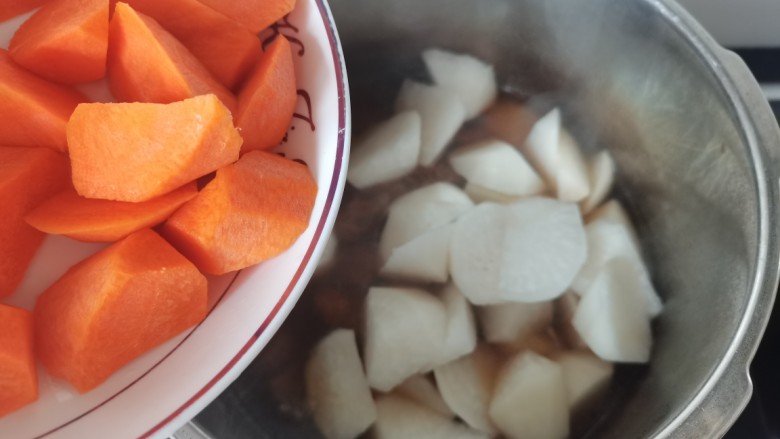 萝卜牛腩煲,加入胡萝卜继续炖五分钟