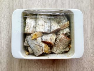 带鱼怎么做简单又好吃？烤带鱼你可以试试,盖好保鲜膜，放入冰箱冷藏30分钟。
