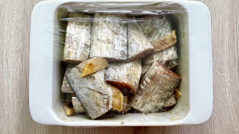 带鱼怎么做简单又好吃？烤带鱼你可以试试,盖好保鲜膜，放入冰箱冷藏30分钟。