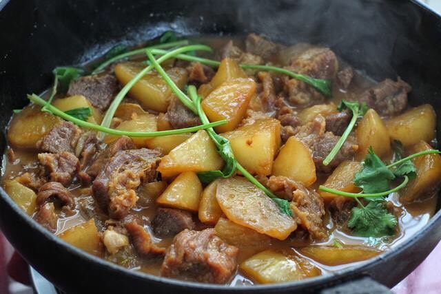 萝卜牛腩煲,按照口味调入适量的盐，改大火翻炒收汁即可。