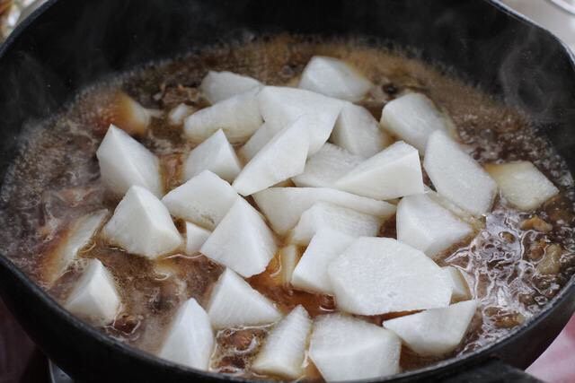 萝卜牛腩煲,待牛腩快要熟了时加入萝卜块，继续炖煮二十分钟左右。
