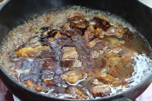 萝卜牛腩煲,加入足够量的热水煮至沸腾状态，盖上锅盖调小火炖煮约四十分钟。