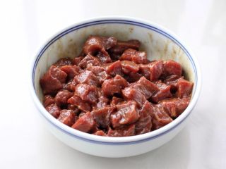 杏鲍菇牛肉粒,戴上一次性手套将牛肉和调料抓拌揉搓均匀，给它们来个全身"按摩"使之更加入味，放置一旁腌制10-15分钟。
