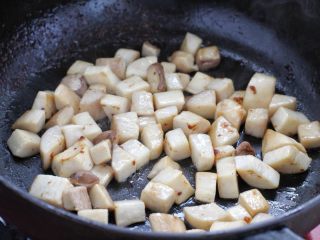 杏鲍菇牛肉粒,就着锅中剩余底油放入杏鲍菇，小火煸炒至杏鲍菇水分蒸发变成软状。