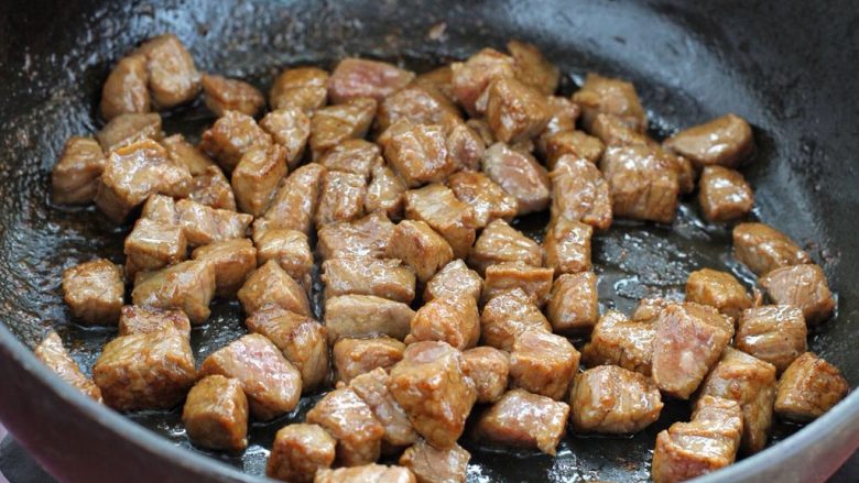 杏鲍菇牛肉粒,锅中倒适量食用油烧热，把腌制好的牛肉粒放进去快速炒至变色断生状态盛出。