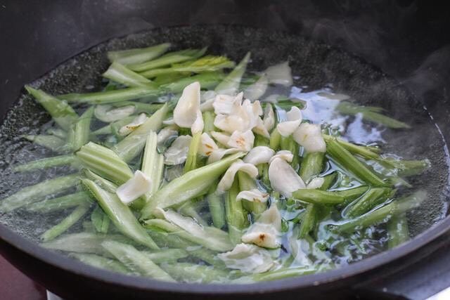 芹菜炒虾仁,锅中烧开水，放入百合焯烫两、三分钟，再放入芹菜烫约一分钟，捞出过凉水备用。