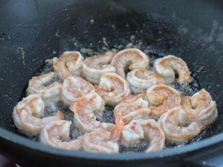 芹菜炒虾仁,锅中倒适量食用油烧热，放入虾仁炒至变色盛出。