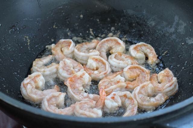 芹菜炒虾仁,锅中倒适量食用油烧热，放入虾仁炒至变色盛出。