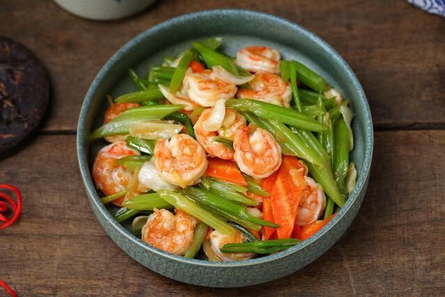芹菜炒虾仁,一道简单美味、低脂营养的芹菜炒虾仁就做好了，减肥期也能大口吃哟！