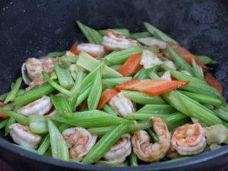 芹菜炒虾仁,然后将炒好的虾仁倒回锅中，混合翻炒均匀。
