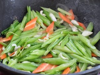 芹菜炒虾仁,再将芹菜、百合和胡萝卜一同放入锅中，大火快速翻炒两分钟，加一汤匙生抽和适量盐调味。