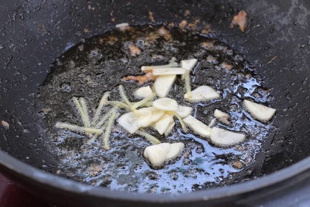 芹菜炒虾仁,就锅中底油放入姜丝和蒜片，小火炒出香味。