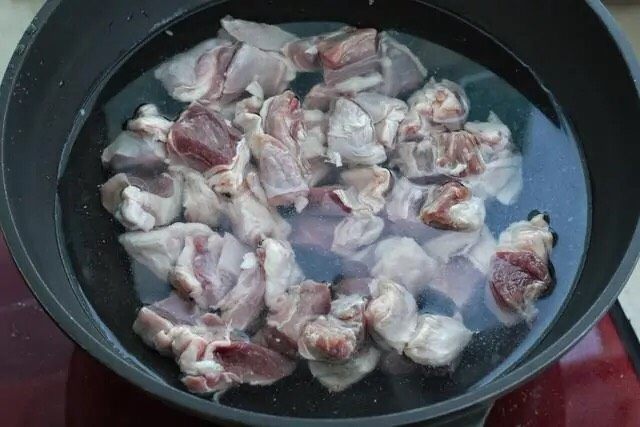 清炖羊肉,羊肉切成大一些的块状，放到冷水锅中开大火煮至沸腾。
