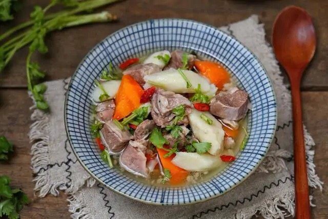 清炖羊肉,一道营养滋补的清炖羊肉就做好了，连汤带肉热乎乎的来一碗，简直太巴适啦！
