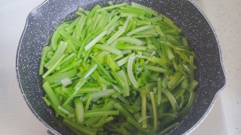 凉拌芹菜花生米,倒入芹菜，煮一分钟