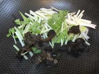 芹菜炒虾仁,锅内加入少量油，倒入芹菜和木耳翻炒。
