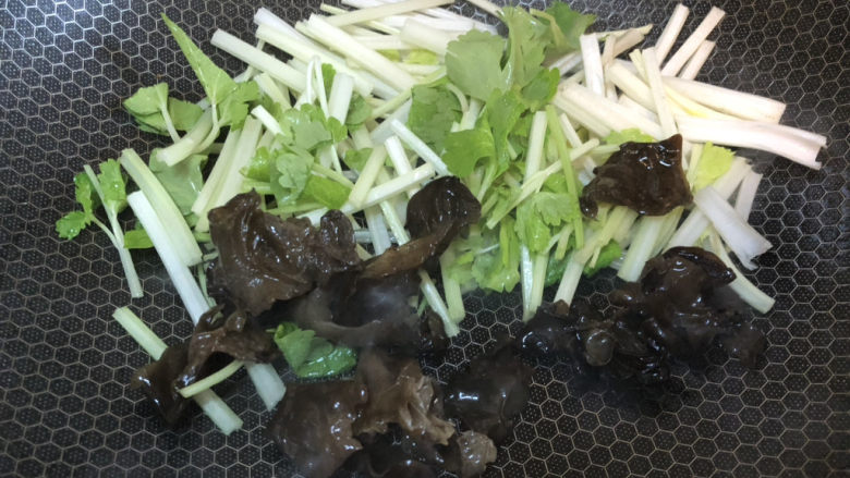 芹菜炒虾仁,锅内加入少量油，倒入芹菜和木耳翻炒。