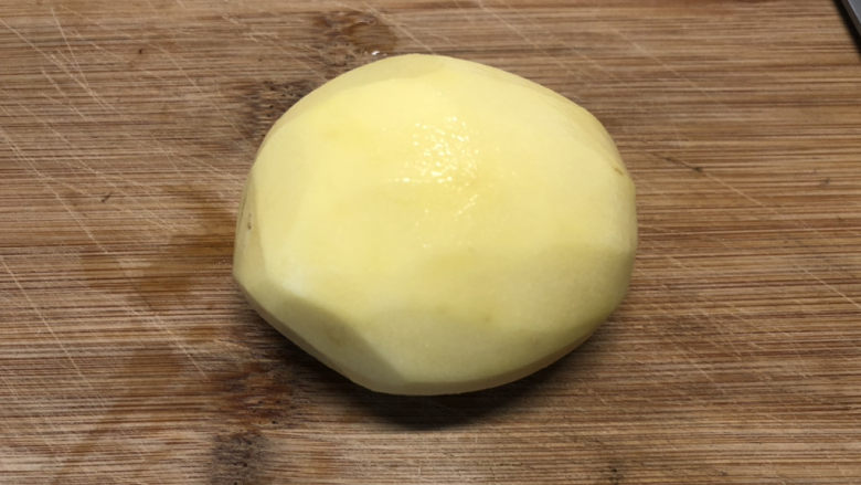 孜然土豆条,将土豆去皮，切成厚片。
