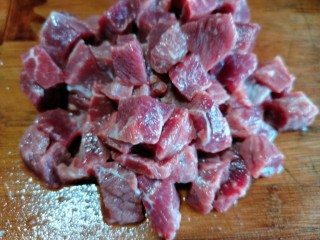 杏鲍菇牛肉粒,把牛肉清洗干净，再把它切成丁