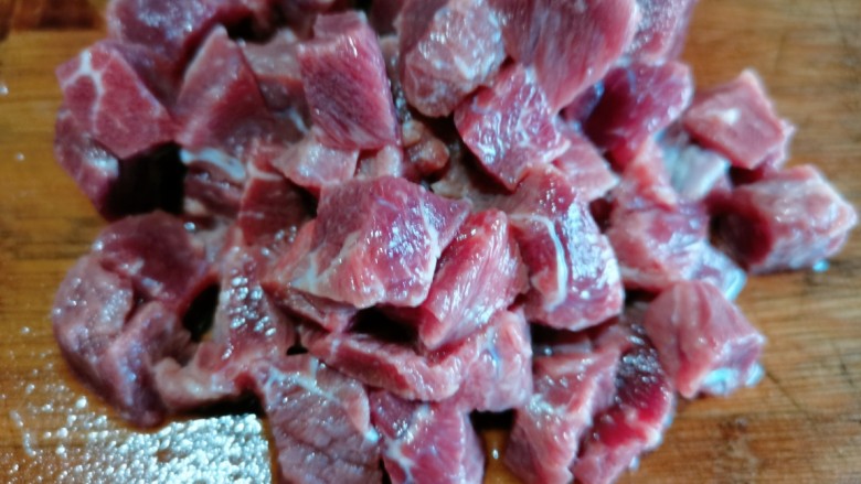 杏鲍菇牛肉粒,把牛肉清洗干净，再把它切成丁
