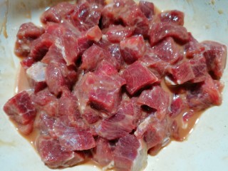 杏鲍菇牛肉粒,把它抓匀，腌制一会