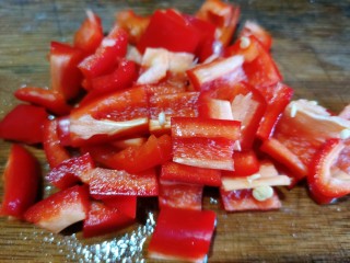 杏鲍菇牛肉粒,红辣椒清洗干净，把它切成丁