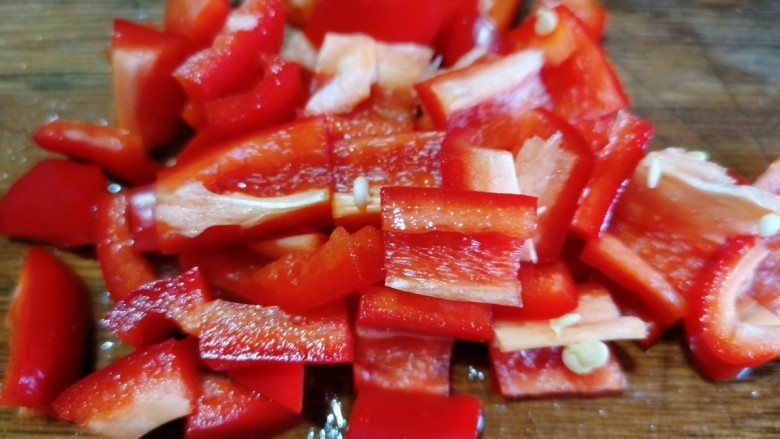 杏鲍菇牛肉粒,红辣椒清洗干净，把它切成丁