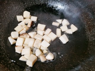 杏鲍菇牛肉粒,锅里烧油，先把杏鲍菇丁放入，加入食用盐炒熟