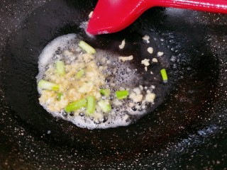 杏鲍菇牛肉粒,另起锅烧油，再把葱头，姜碎放入爆香