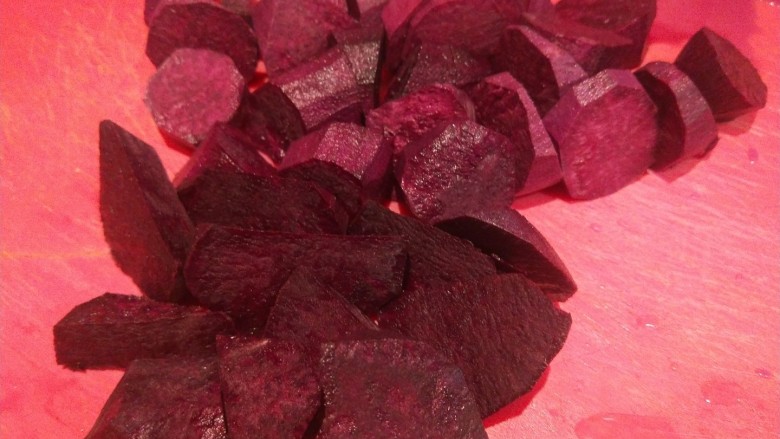 紫薯花卷,紫薯去皮切成小块。