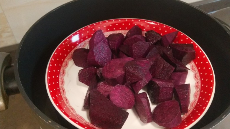 紫薯花卷,放入盘中蒸熟？