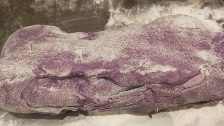 紫薯花卷,发好的面团在揉均匀。